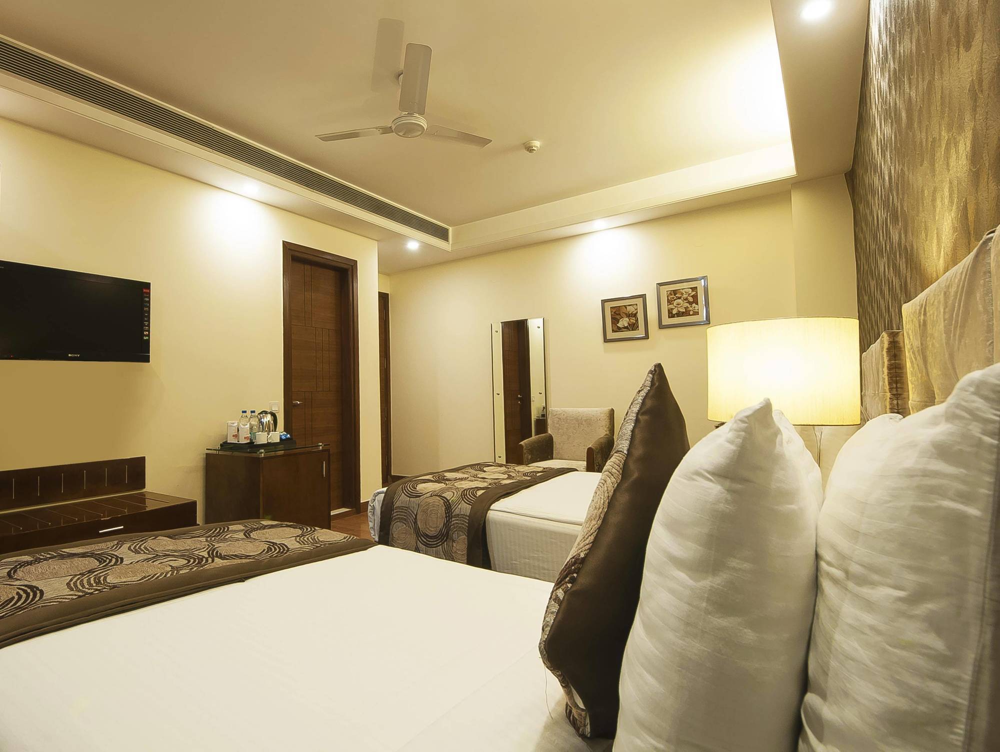 Alpina Hotels & Suites Neu-Delhi Exterior foto