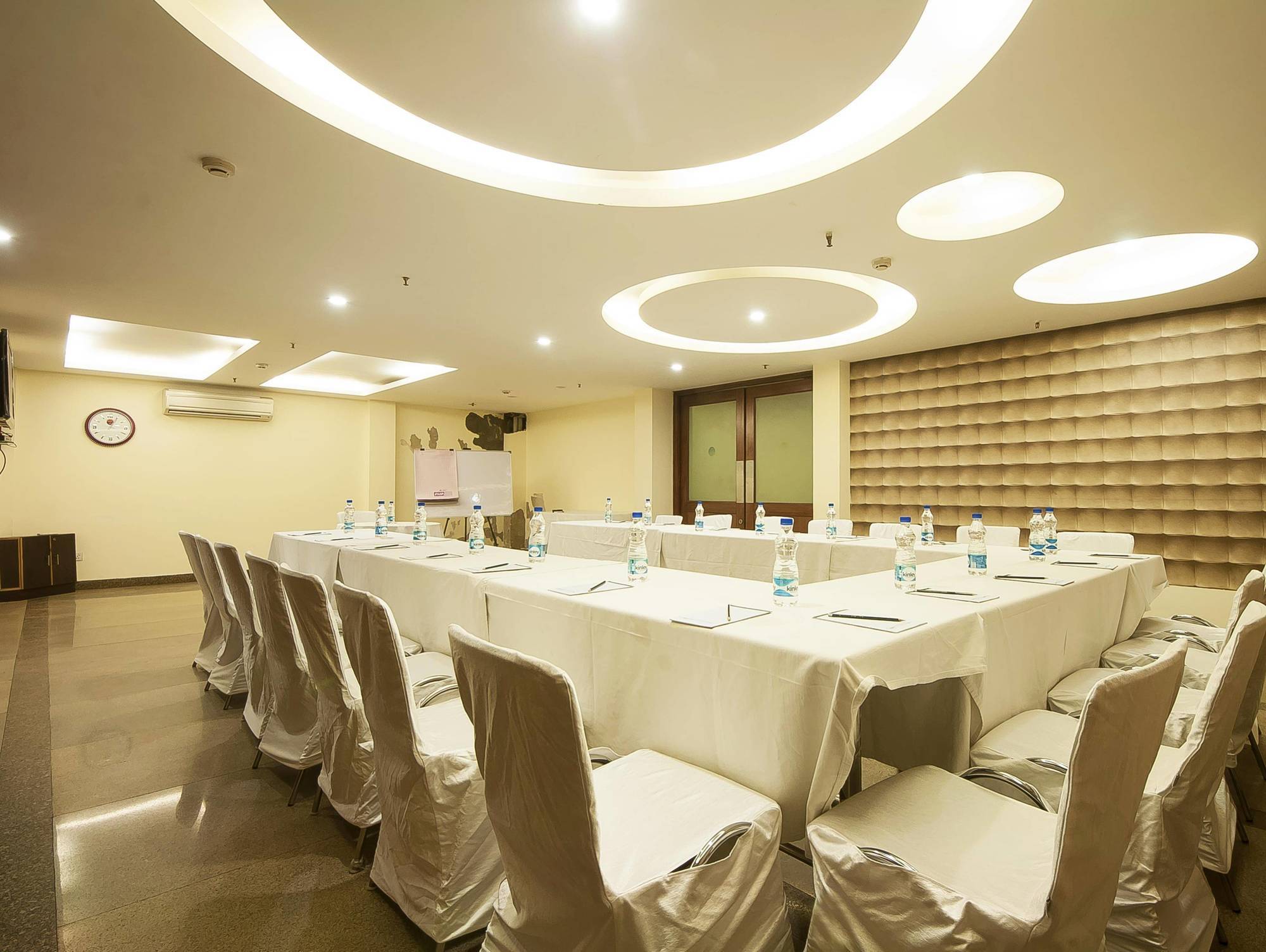 Alpina Hotels & Suites Neu-Delhi Exterior foto